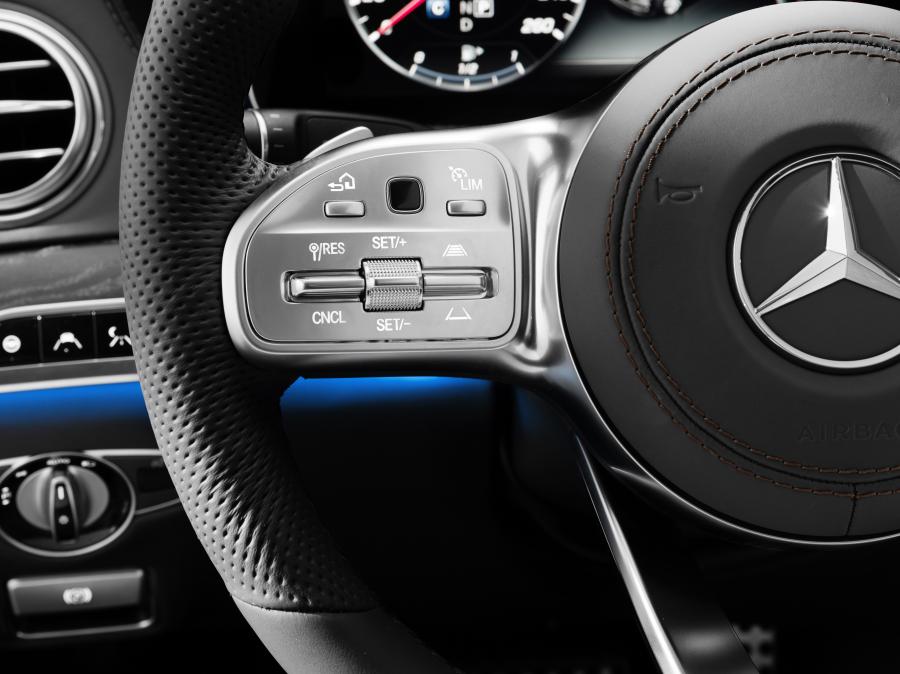 Детали интерьера Mercedes-Benz S350 Lang AMG Line 2017 года  (WW) (фото 16 из 18)